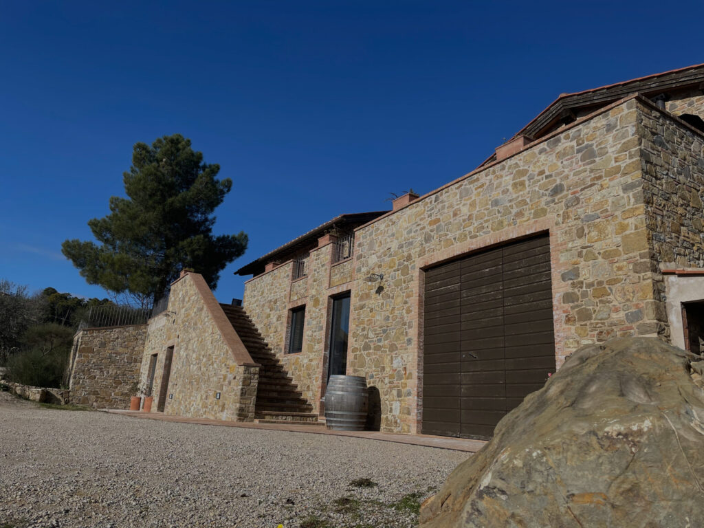 Migliori Brunello di Monltacino: la nuova cantina dell'azineda Tornesi che produce, tra l'altro, il Brunello di Montalcino "Benducce 570" uno dei migliori Brunello dalla forte identità territoriale