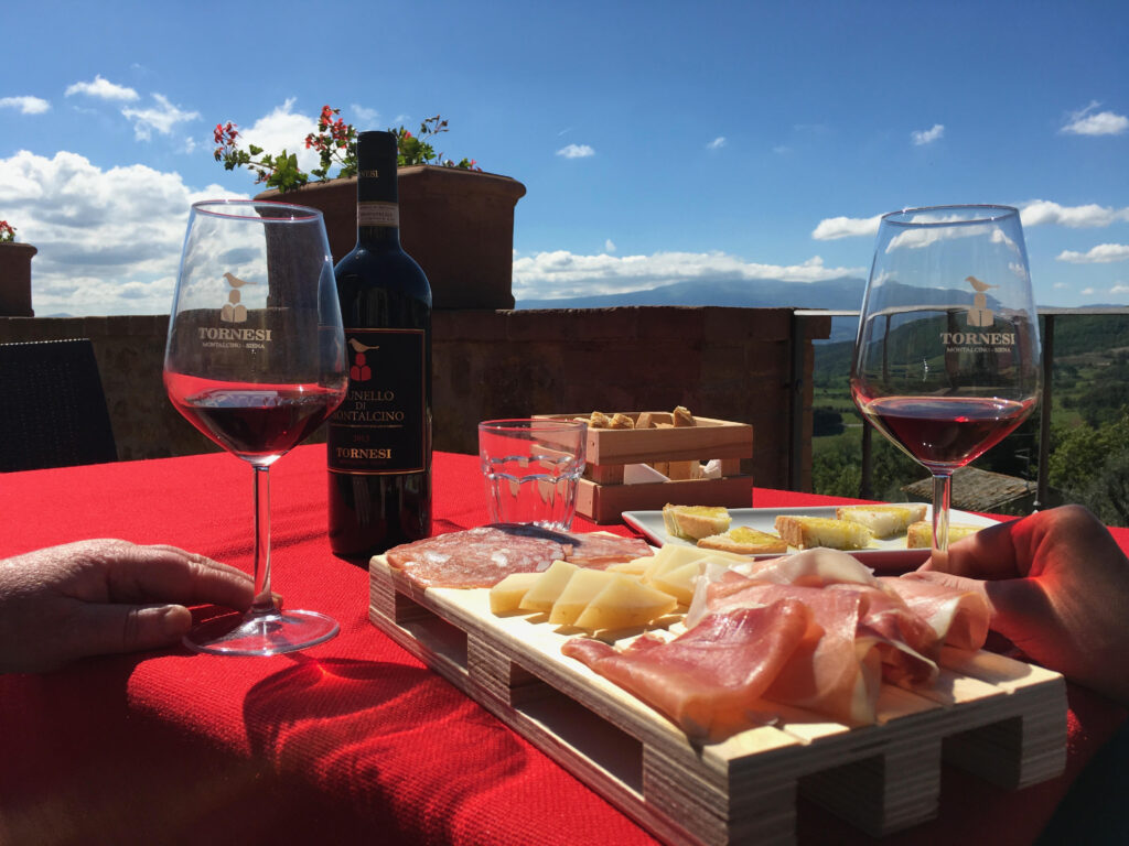 Terrazza Panoramica del Cuculo, affacciata sulla Val d’Orcia e sul profilo del Monte Amiata, dove è possibile degustare i vini dell’azienda Tornesi in abbinamento ai prodotti tipici della tradizione toscana.