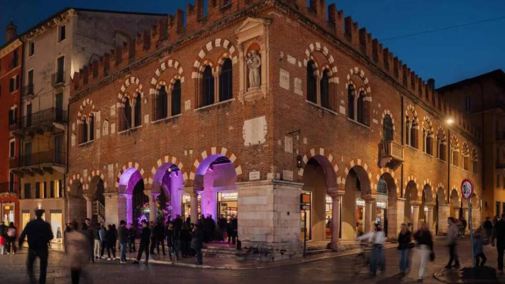 Un immagine notturna di Verona la città che sarà il palcoscenico per Vinitaly and the City il fuori salone di Vinitaly 2026