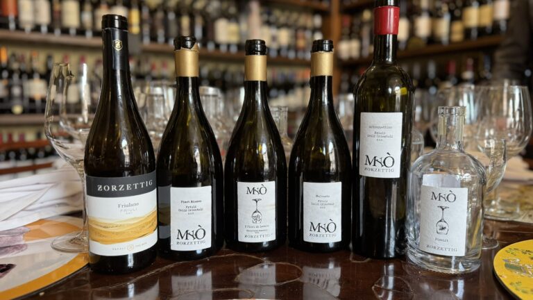 Bottiglie di vino Myò di Zorzettig durante il Press Lunch presso il ristorante da Etta esposizione a Roma.