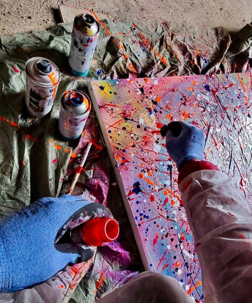 Immagine di una performance di David Phoenix durante un live painting