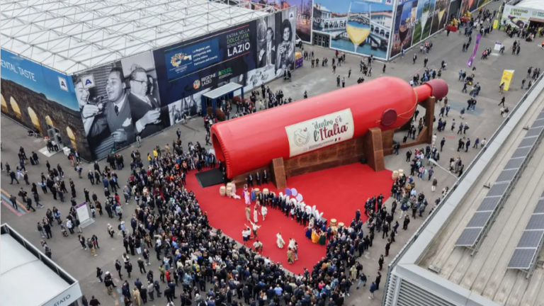 Vinitaly 2026: la monumentale bottiglia lunga 30 metri e alta 10 presentata dal Ministero dell'Agricoltura (Masaf) alla 58ª edizione dal forte valore simbolico e promozionale
