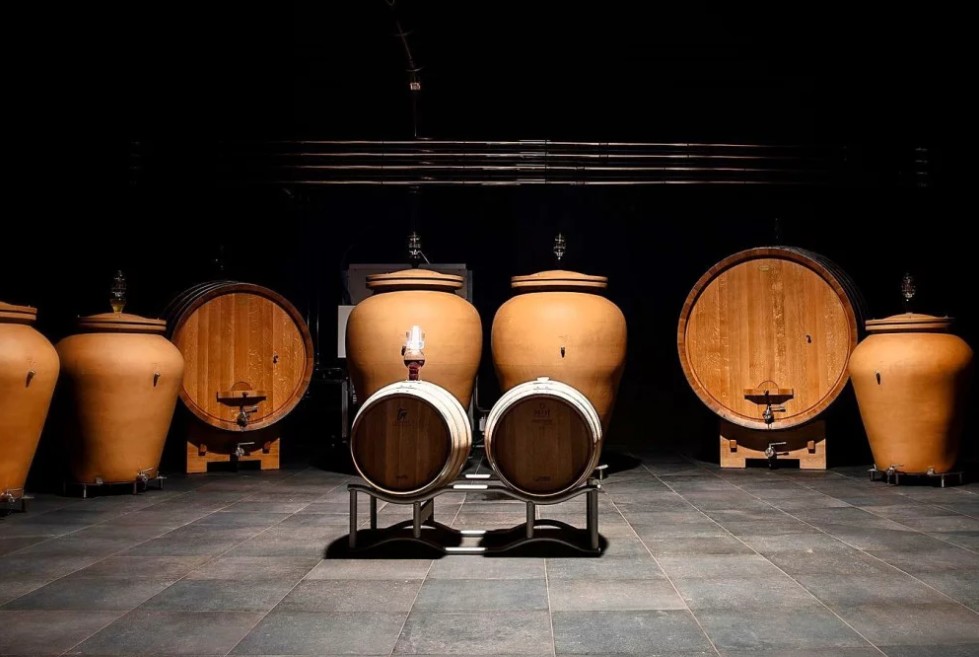 Canavese Nebbiolo La Vila 2023 Luca Leggero nel bicchiere, colore rubino scarico e trasparente. Un'immagine della cantina