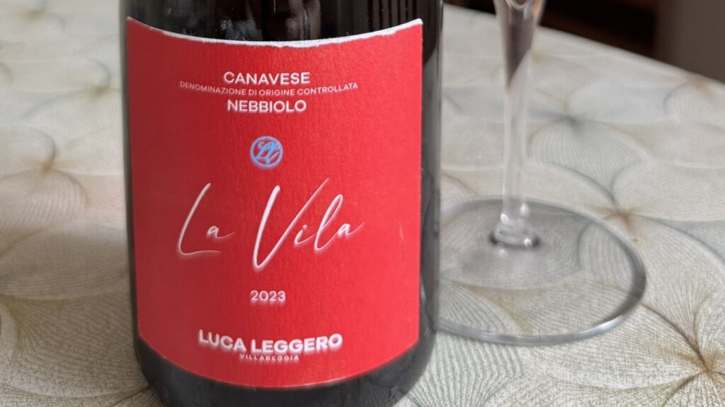 Canavese Nebbiolo La Vila 2023 Luca Leggero nel bicchiere, colore rubino scarico e trasparente