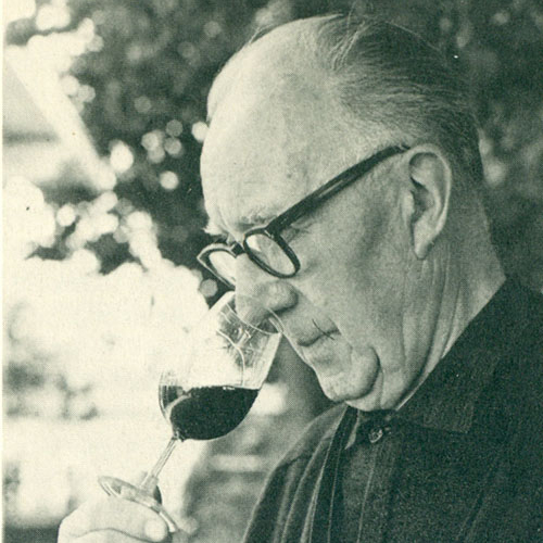 Jules Chauvet (1907–1989) figura fondativa del vino naturale. Chimico, degustatore, négociant nel Beaujolais, ha lavorato fin dagli anni '40 sulle fermentazioni con lieviti indigeni e sulla vinificazione senza solfiti. dimostrando che fare vino senza additivi era possibile.