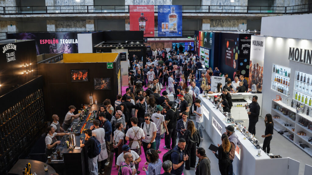 Pubblico tra gli stand di una precedente edizione del Roma Bar Show