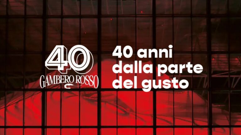 Gambero Rosso 40 anni: il Logo con scritta "40 anni dalla parte del gusto" su uno sfondo a grata metallica illuminato di rosso.