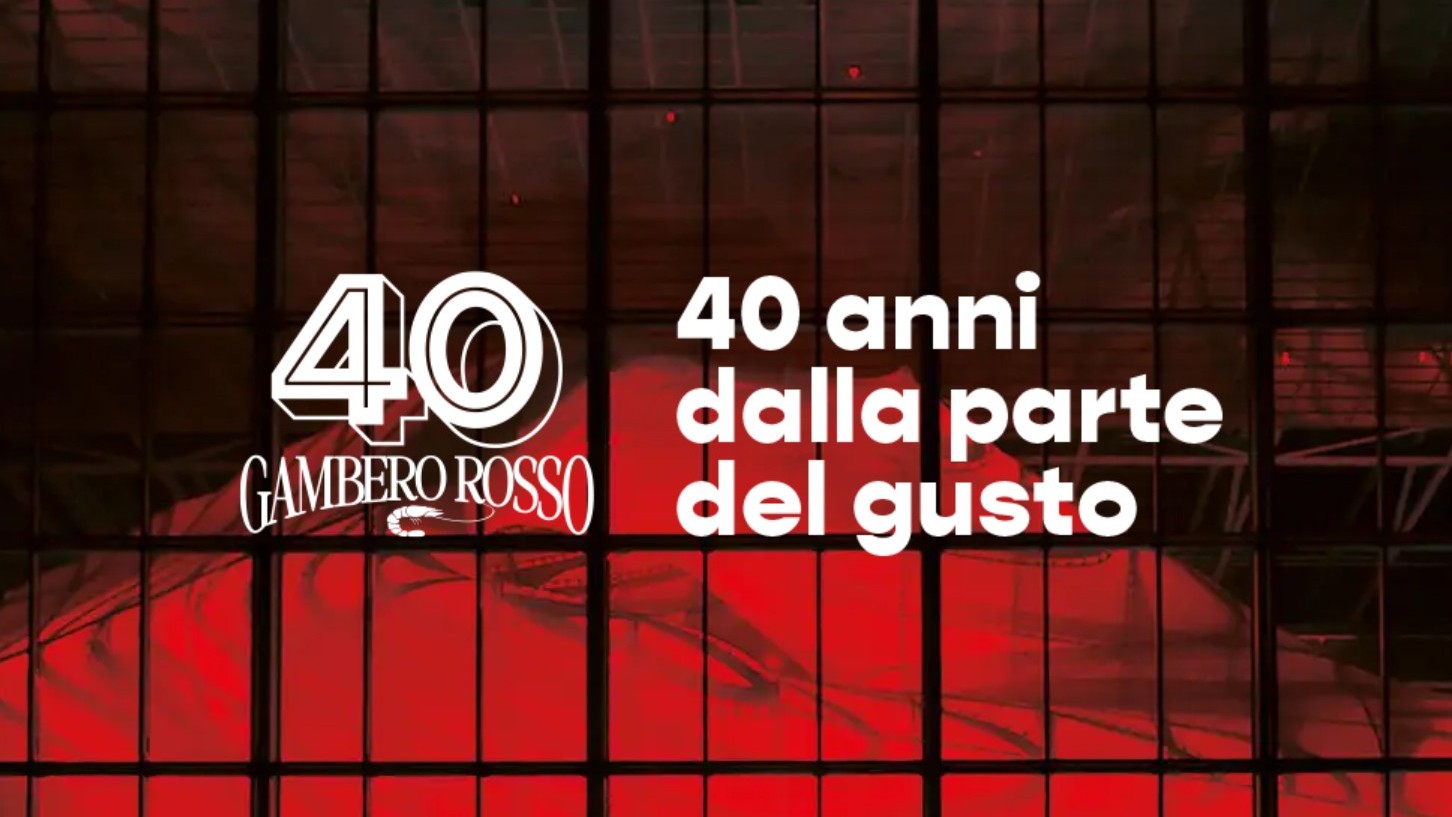 Gambero Rosso 40 anni: il Logo con scritta "40 anni dalla parte del gusto" su uno sfondo a grata metallica illuminato di rosso.