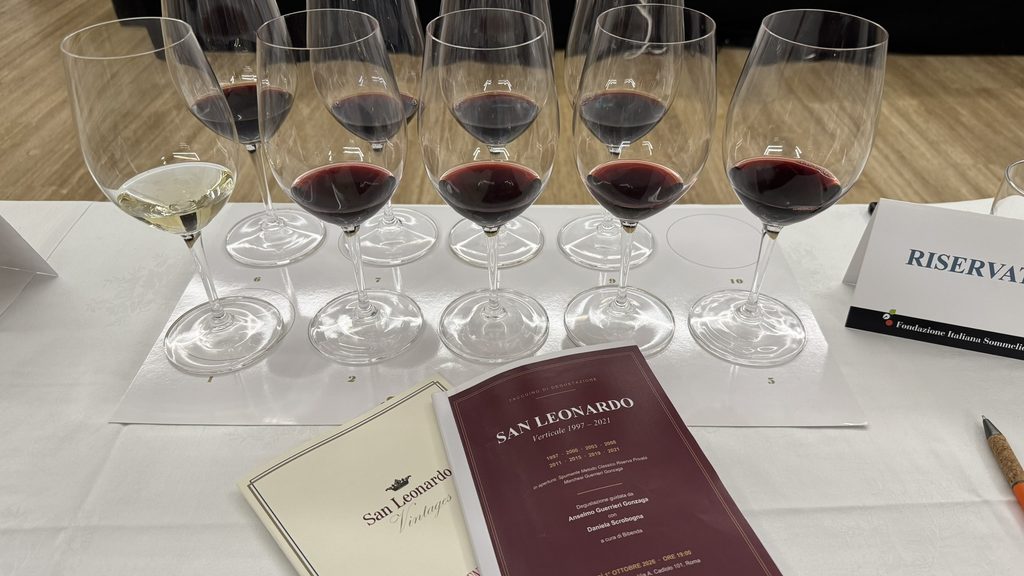 Gli otto calici delle annate dalla 2021, 2019, 2015, 2011, 2008, 2003, 2000 e 1997 serviti durante Verticale di San Leonardo del 01 ottobre 2026 presso la Fondazione Italiana Sommelier - Bibenda